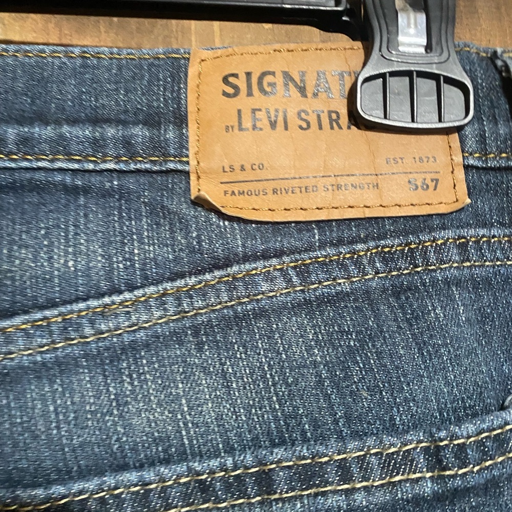 Like New Signature Levi Strauss & Co., size W32/L34, smoke free home - Picture 5 of 7